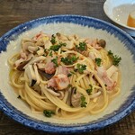 KOKOPELLI - 茸・ベーユン・ドライトマトのパスタ(生麺リングイネ
)　　　前菜4種類とバケット付き1,300円