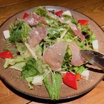 チーズ料理専門店 さくらダイニング - 生ハムとフレッシュモッツァレラのイタリアンサラダ(830円)