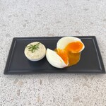 Tlass SEA CELLAR BAR Beach Club - 〈笠利産みなみくんの卵〉を使用したウフマヨ
