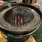 万蔵 - 七輪焼きですが排煙ダクトがしっかりしてるのでほとんど煙は感じず。