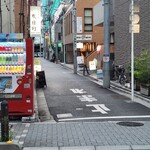 もつ焼き煮込み鶴田 - 店舗への小道