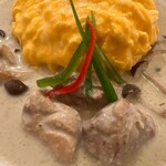 グリーンカレー＆国語教室 M - 具材はしめじに鶏肉を煮込んだもの