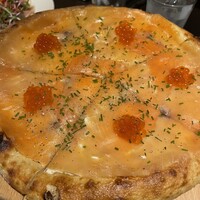 ウルフギャング・パック カフェ 愛知芸術文化センター店 - サーモンのピザ　これは最高レベルに美味い