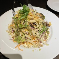 ウルフギャング・パック カフェ 愛知芸術文化センター店 - すっごく美味しいですね、と食べたサラダ。チキンだったと思う。