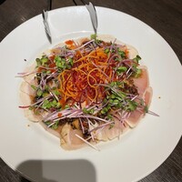 ウルフギャング・パック カフェ 愛知芸術文化センター店 - ビンチョウマグロかな？カルパッチョ