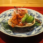 Ootani - 造り：せいこ蟹の甲羅盛りを 穂紫蘇で彩られた土佐酢でいただきます。皿の上に松葉が敷かれ、セイコ蟹の甲羅のうえに タップリの身と内子が盛られています。きゅうりとアマランサスが綺麗に飾られています。ちなみに セイコ蟹の身をほぐし、内子を取るのに大将をはじめ3人で1時間かかったそうです。