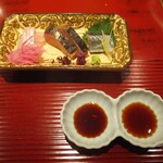 おおたに - 造り：平目、秋刀魚のお造りと鰆の藁焼き。平目はプリプリ食感です。よく太った秋刀魚には針生姜が飾られ よく脂がのっています。鰆の藁焼きはスモーキーで こちも脂ののりが良くとても美味しくいただきました。つまには紅芯大根 etc．が添えられ、醬油の外に 葱ポン酢も用意されています。