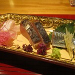 おおたに - 造り：平目、秋刀魚のお造りと鰆の藁焼き。平目はプリプリ食感です。よく太った秋刀魚には針生姜が飾られ よく脂がのっています。鰆の藁焼きはスモーキーで こちも脂ののりが良くとても美味しくいただきました。つまには紅芯大根 etc．が添えられ、醬油の外に 葱ポン酢も用意されています。