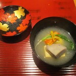 おおたに - 椀物：牡蠣真丈　蕪のすり流しに片栗を少々加えてあり、絶妙なとろみが良いですネ！　海老芋、ぬき菜、玉子豆腐 が使われ、中央には 京人参、柚子が飾られています。