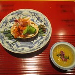 おおたに - 造り：せいこ蟹の甲羅盛りを 穂紫蘇で彩られた土佐酢でいただきます。皿の上に松葉が敷かれ、セイコ蟹の甲羅のうえに タップリの身と内子が盛られています。きゅうりとアマランサスが綺麗に飾られています。ちなみに セイコ蟹の身をほぐし、内子を取るのに大将をはじめ3人で1時間かかったそうです。