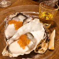 Seafood bar Ermitage 代々木店 - 牡蠣も安定の美味しさ。いくらと一緒はワクワクする☺️