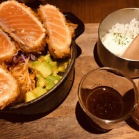 Seafood bar Ermitage 代々木店 - レアサーモンカツ　特性ソースをつけていただきます