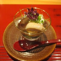 おおたに - 先付：鱈白子と法蓮草のゼリー寄せ 柚子味噌。クリーミーなお味の白子の上には、大国シメジに あさつきと芽紫蘇が飾られています。 キラめく素敵な一皿です。