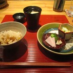 おおたに - 鮑と銀杏の炊き込み御飯。青さ海苔たっぷりの甘さを感じられる濃厚な赤出汁。 香の物 