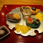 おおたに - 八寸：①宮崎牛イチボと帆立貝のフライ。鬼おろしポン酢でいただきます。宮崎牛イチボと帆立貝柱のフライはレア感満載でとても良いですネ！　②いくら寿司。うえにポッチリと山葵がのっています。　③春菊の白和え。うえには真っ赤なクコの実が飾られているのが印象的です。　④牡蠣と下仁田ねぎの味噌焼き。仕上げに味噌の上からバーナーで焼きあげてあります。　⑤鮭と牛蒡の東寺巻き。ガラスの器に盛られています。