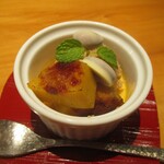 おおたに - 甘味：バターナッツカボチャのプリンに安納蜜芋と黒糖アイスクリームがトッピングされています。 デザートを提供される直前に 大将が安納蜜芋をバーナーで炙り、黒糖アイスと共にプリンのうえにのせられます。 カウンター越しに甘くて 芳ばしい香りが広がっていきます。