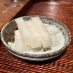 薪鳥新神戸 - 口直しの大根の酢漬け