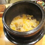 おおたに - 御飯物：鮑と銀杏の炊き込み御飯。  鮑のお出汁で炊いた釜飯は最高ォ～！ ですョ。
