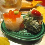 おおたに - 八寸：②いくら寿司。うえにポッチリと山葵がのっています。　③春菊の白和え。うえには真っ赤なクコの実が飾られているのが印象的です。