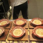 おおたに - 煮物：かますのあられ揚げと冬野菜の炊き合わせに 沢山の渡り蟹の身が使われた餡かけが土鍋の中でグツグツと音をたてて煮えています。美味しい！ 特大のむかご や 今市蕪、京人参が使われ、蕪の葉のみじん切りが散らしてあります。