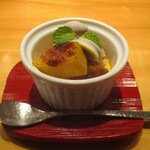 おおたに - 甘味：バターナッツカボチャのプリンに安納蜜芋と黒糖アイスクリームがトッピングされています。 デザートを提供される直前に 大将が安納蜜芋をバーナーで炙り、黒糖アイスと共にプリンのうえにのせられます。 カウンター越しに甘くて 芳ばしい香りが広がっていきます。