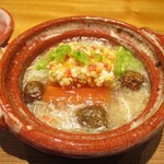 おおたに - 煮物：かますのあられ揚げと冬野菜の炊き合わせに 沢山の渡り蟹の身が使われた餡かけが土鍋の中でグツグツと音をたてて煮えています。美味しい！ 特大のむかご や 今市蕪、京人参が使われ、蕪の葉のみじん切りが散らしてあります。