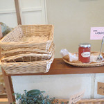 C'est joli - 売れ行きは良いが、恐らく全てに賞味期限ラベルが付いてないので、美味しいうちに食べましょう