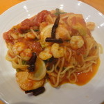 生パスタ専門店センプレ - ぷりぷりエビとカブの辛いトマトソース