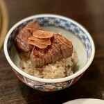 226312516 - ブリめし
                    白飯と炊き込みご飯を選べたので、炊き込みご飯にしてみました。炊き込みご飯そのものが美味しいし、柔らかくて分厚いシャトーブリアンとガーリックが効いたタレのコラボも凄かった...！