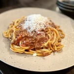 SATOブリアン - 和牛ボロネーゼ
      〆は冷麺かボロネーゼか。冷麺でさっぱりという定番にも惹かれましたが、SATOブリアンならではなので、腹パンでしたが折角なのでボロネーゼを。太めの麺まで拘った至極の逸品！