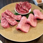 SATOブリアン - 手前右：鹿児島和牛 厚切りタン塩
      手前左：鹿児島和牛 ハラミ
      奥：たれの和牛赤身肉 カイノミ