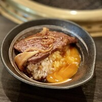 SATOブリアン 本店 - ヒレすき飯
                    これでもかと、今度は白飯に卵黄を絡めていただくすき焼き風。他店と違うのはヒレ肉の分厚さ！この厚さはもうすき焼きとは別モノで、凄いです！
