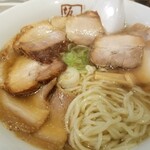 喜多方ラーメン 坂内 - 細麺の表情など。