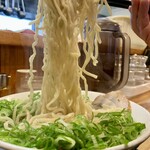 中華蕎麦 春馬 - 小麦香る中太ちぢれ麺をリフトUP⤴️