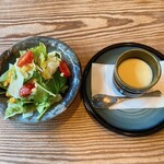 とまと - セットのサラダと、サーピスの茶碗蒸しです