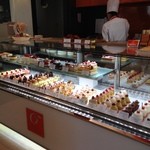 パティスリー オランジュ - みめうるわしいケーキたちが並ぶショーケース。