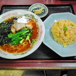 龍光園 - ラーメンセット(半チャーハンと鶏ガラ醤油or豚骨ラーメンから選択)今回は鶏ガラ醤油　\780(858)　チャーシューはおいしかった。チャーハンはもう少しパラつき感が欲しかった。