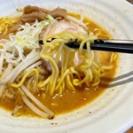 旭川らーめん かじべえ - スープの味が沁みたちぢれ麺