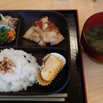 まどゐ荘 - 日替わりランチ 追加味噌汁 600円 全景