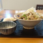 角萬 - 温かい肉南そば大盛のにくましと玉子