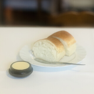 レストラン・バスク - 自家製パン、無塩バター