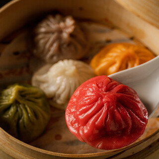 Photogenic on SNS ◎ Dim sum such as “Five Colored Xiaolongbao” and “Yaki Xiaolongbao” are must-try♪