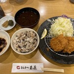 Tonkatsu Tamafuji - 梅ひじきご飯と赤だしをチョイス！