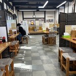 Ra-Men Yakiniku Emikichi - 天井が高く明るい店内　奥りが小上がり席有り。