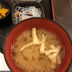Mekiki no ginji - 味噌汁、春巻きサラダ