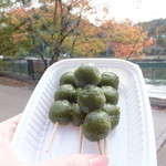 Ochaman Honten - 紅葉と茶だんご5本入り：315円(’13.11月)