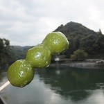 Ochaman Honten - 宇治川を背景に茶だんご5本入り：315円(’13.11月)