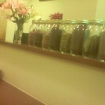 オカノカリー - カウンター席の上にはいろんなスパイスが並べられています。それ以前にお店に漂うスパイスの香りからして期待が高まります