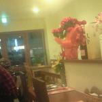 オカノカリー - テーブル席。午後８時過ぎでしたが、繁盛していました