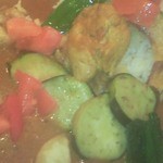 オカノカリー - 野菜拡大図。なす、じゃがいも、かぼちゃに加えて、トマトが存在感を高めているのに注目